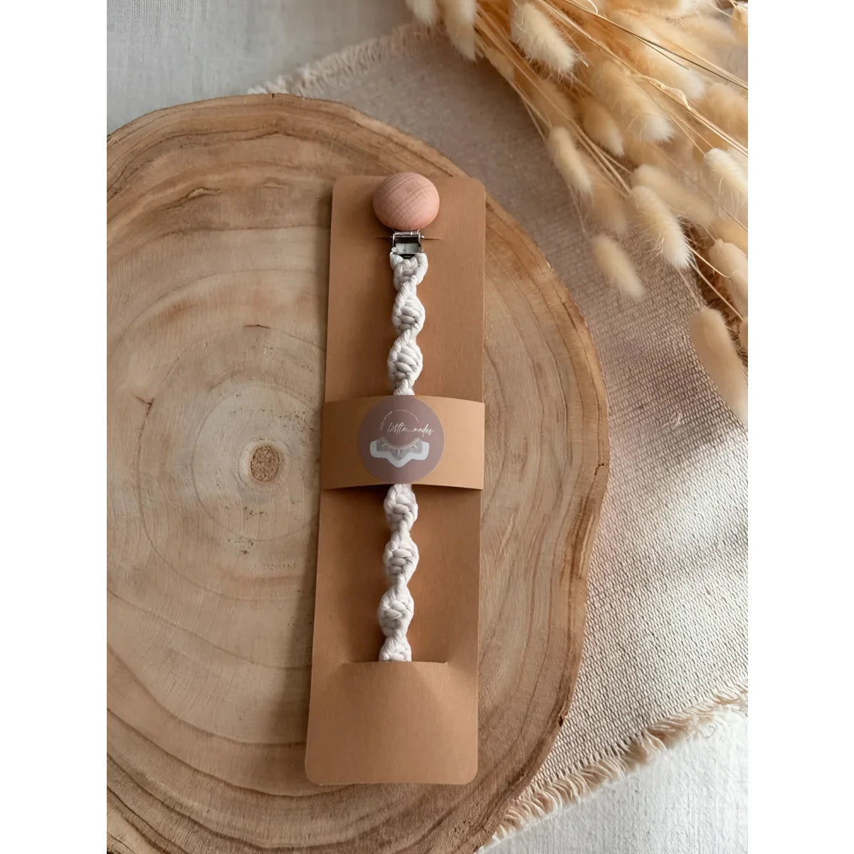 Twisted white cord bracelet on tan leather band in Makramee Nuggiketten verschiedenen Farben