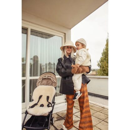 Mama Handschuhe Teddy mit Mutter und Kind, Kinderwagen im Hintergrund