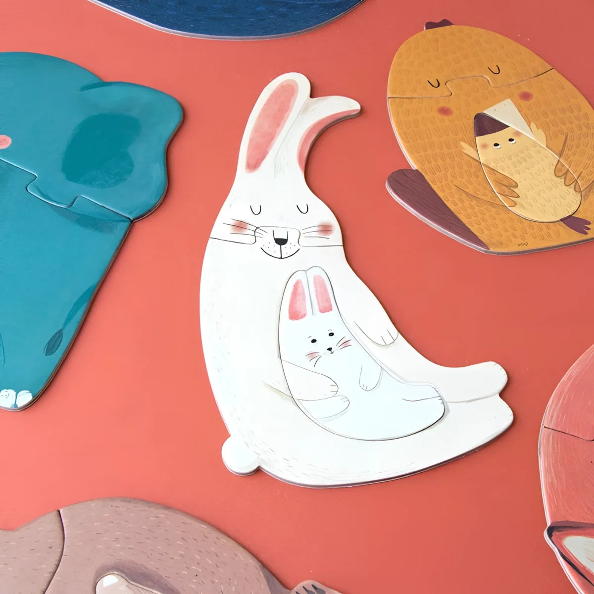 Weißes Cartoon-Hasenfigur mit kleinerem Hasen im Inneren, Mama Puzzle
