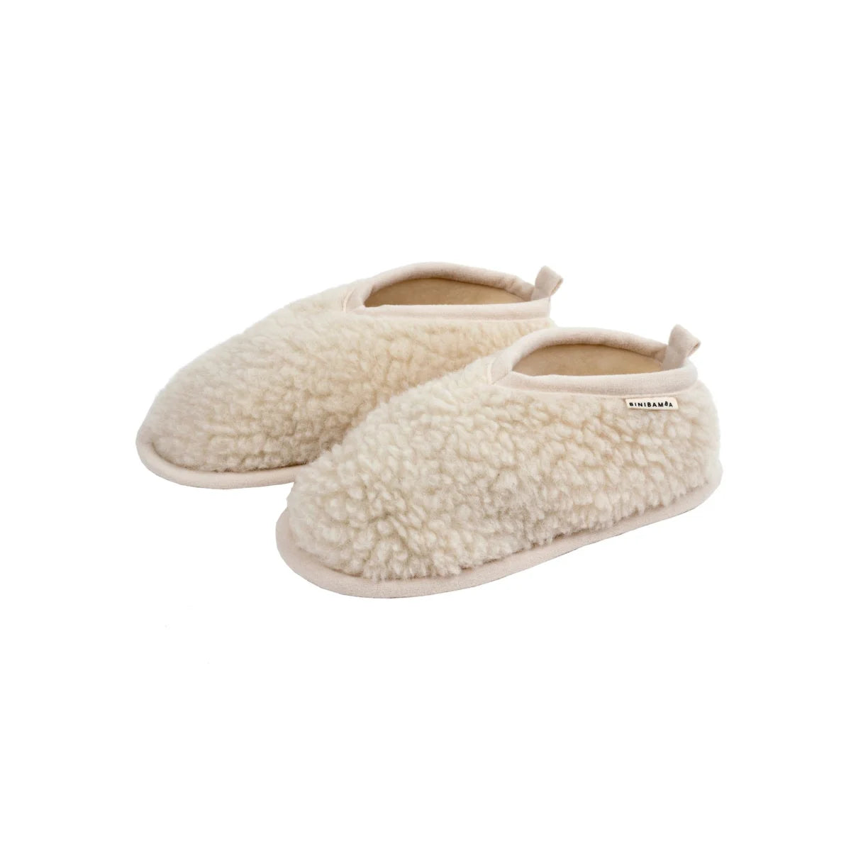 Paar bequemer, cremefarbener Lammfellschuhe mit flauschigen Oberflächen von Mama Schaffell