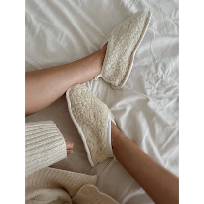 Bequeme, cremefarbene Lammfellslipper der Mama Schaffell Booties in Milchfarbe