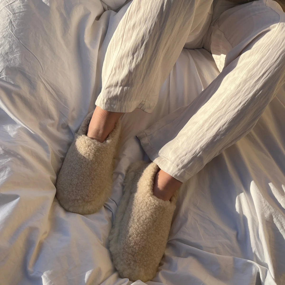 Weiche Mama Schaffell Booties auf den Füßen, komfortable Schaffell Booties