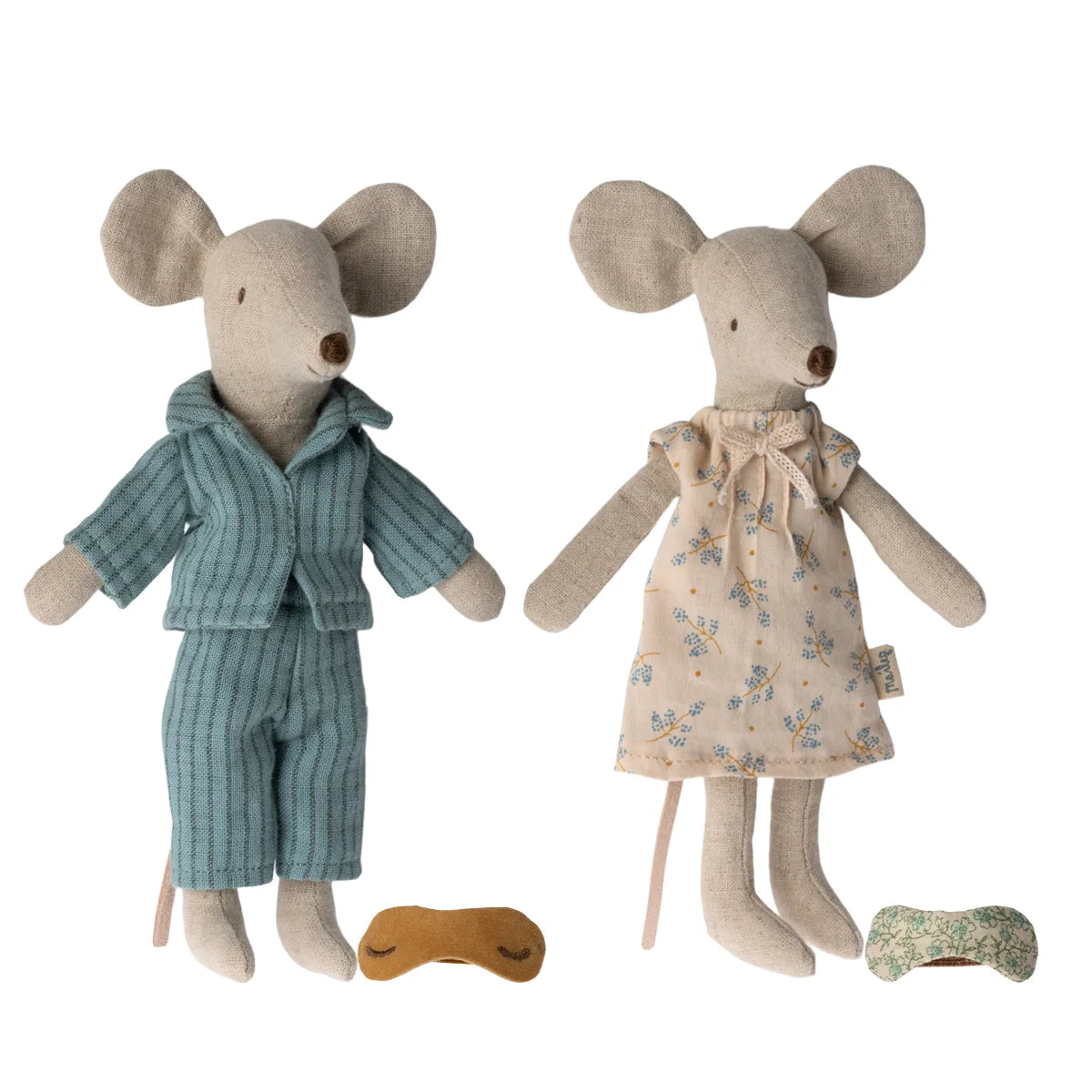 Zwei Stoffmausspielzeuge mit Kleidung und kleinen Accessoires in der Box Mama und Papa Mäuse