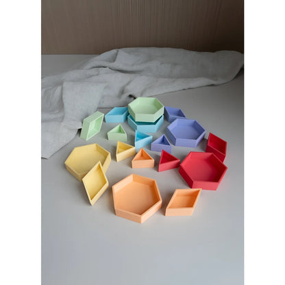 Ein mandigo starter-set mit bunten, geometrischen aufbewahrungstabletts in pastell- und leuchtfarben