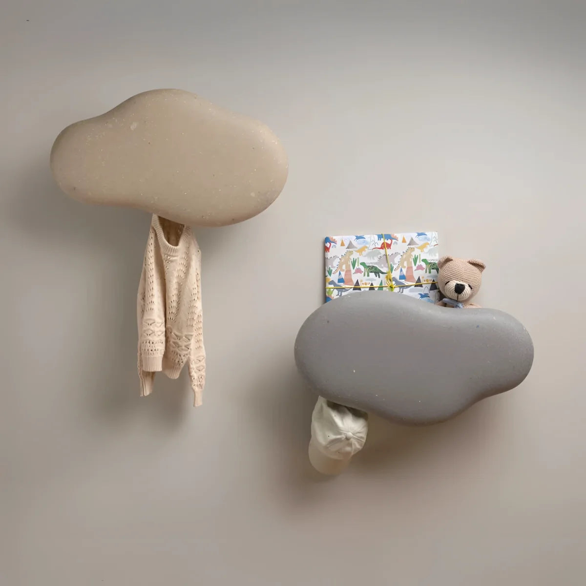 Beige und graue wolkenförmige wandregale mit matter oberfläche im marine coat rack faded-white design