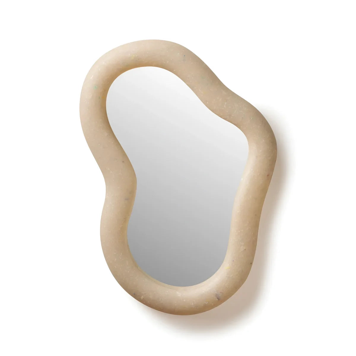 Cremefarbener Marine Mirror Faded-White mit organischer Form und matter Rahmenoberfläche in verblasstem Weiss