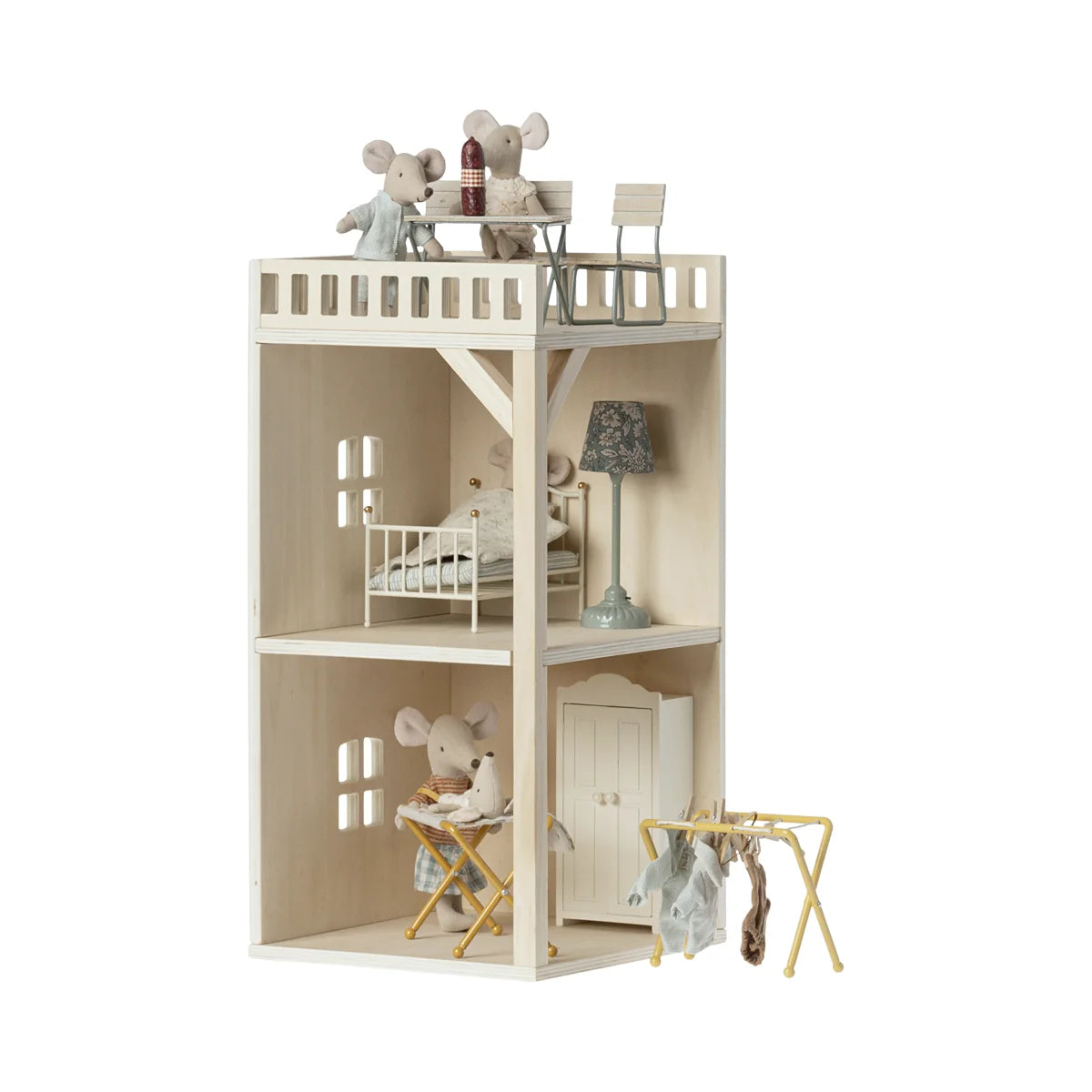 Miniaturhaus mit Möbeln und Mäusepuppen im Mauseloch Bauernhaus Bonusraum