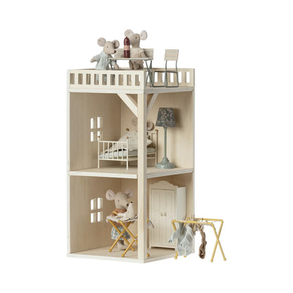 Miniaturhaus mit Möbeln und Mäusepuppen im Mauseloch Bauernhaus Bonusraum