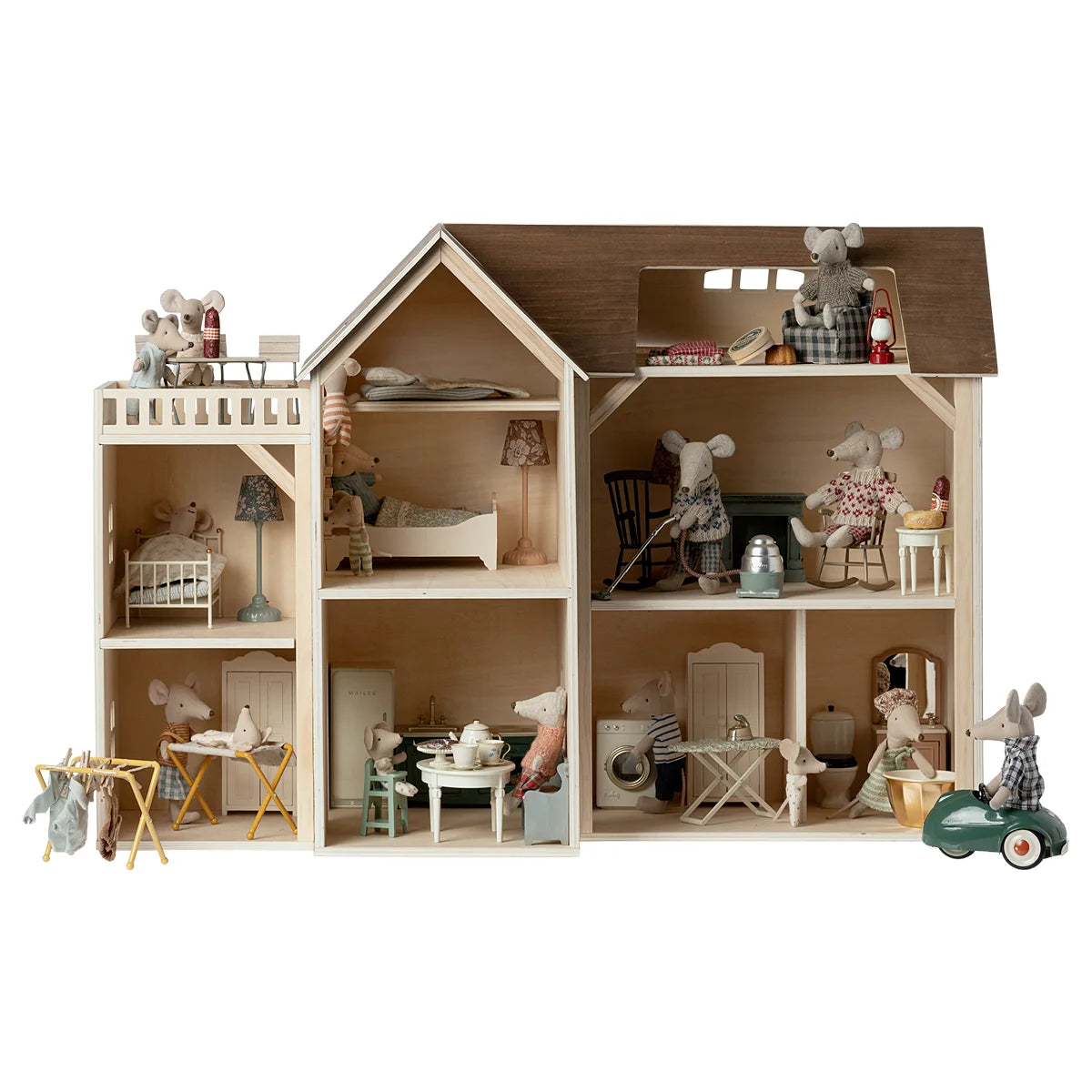 Miniatur-Puppenhaus mit Maus-Figuren im Mauseloch Bauernhaus