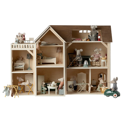 Miniatur-Puppenhaus mit Maus-Figuren im Mauseloch Bauernhaus