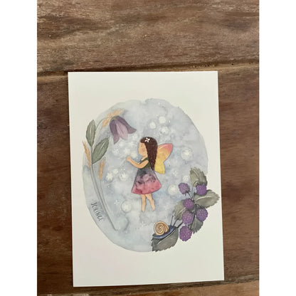 Eine delicate aquarellkarte mit einer fee in gelben flügeln und rosa kleid umgeben von beeren und blättern für geschenke