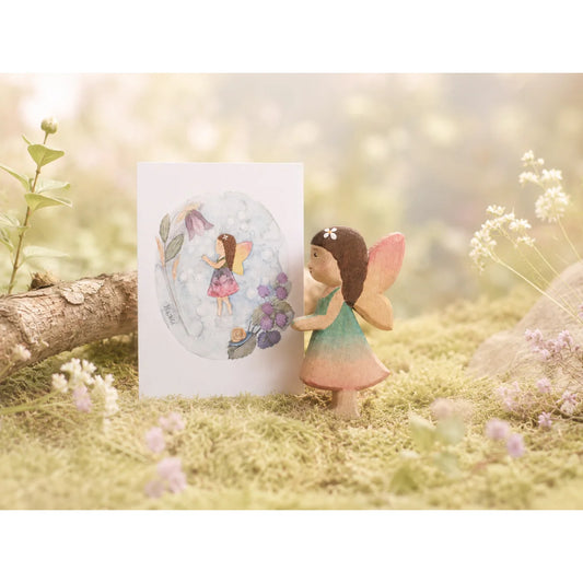 Holzfee Maya Fee mit grün-rosa Verlaufskleid und rosa Flügeln mit weisser Blume