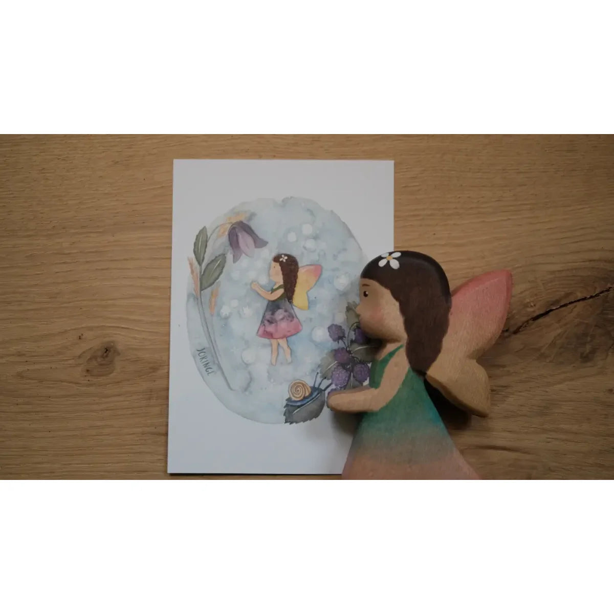 Holzfee figurine maya fee mit braunen haaren pinken flügeln grünem kleid und weißer blume geschenke für neugeborene