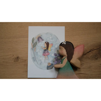 Holzfee figurine maya fee mit braunen haaren pinken flügeln grünem kleid und weißer blume geschenke für neugeborene