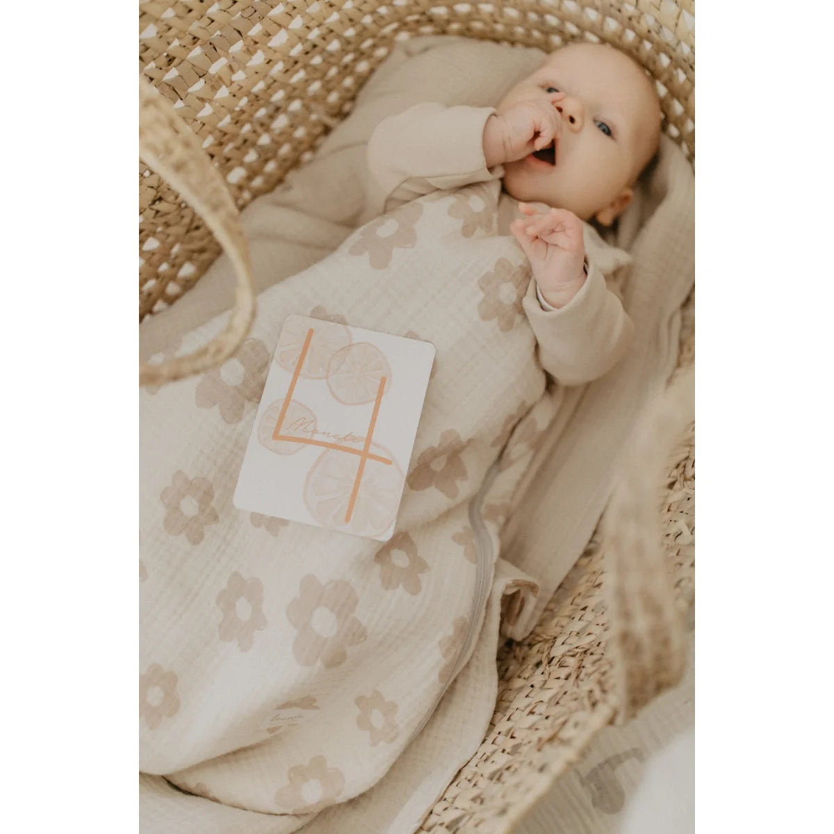 Weiches creamfarbenes swaddle deckentuch mit zarten beigen blumenmustern für nachhaltige babykleidung schweiz