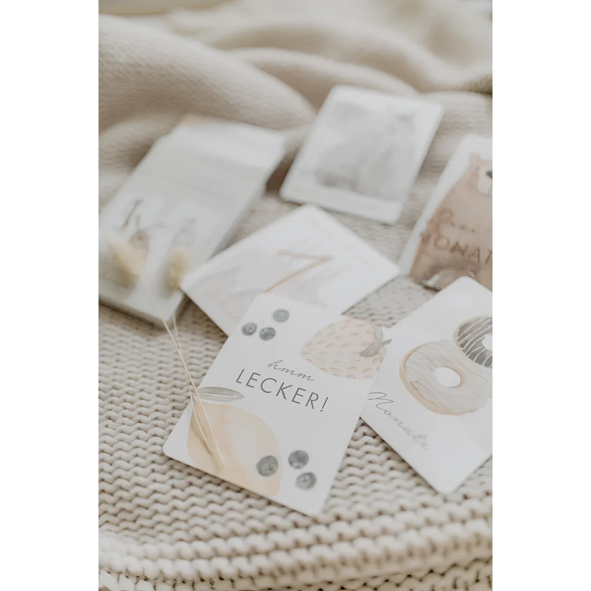 Eine weiße papieranhänger mit pastellfarbenen donuts und beeren für nachhaltige babykleidung schweiz geschenke