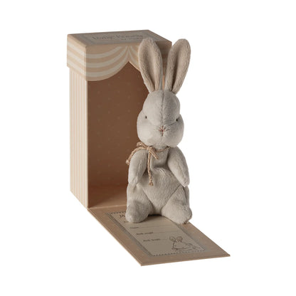 Plüschhase in Off-White mit Geschenkbox My First Bunny auf Stoffunterlage