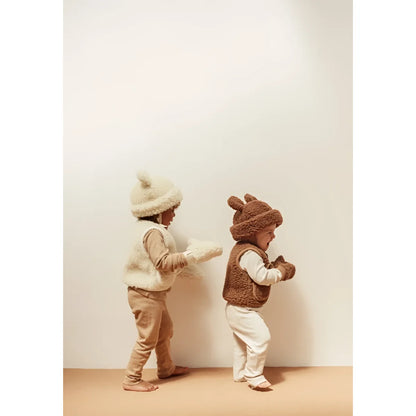 Zwei Kinder in Fleece-Animal-Westen und Mützen mit dem Merino Hat Bruno