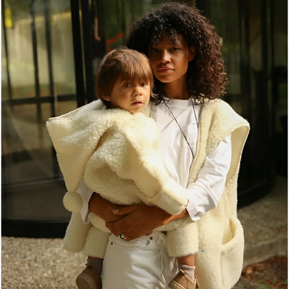 Creamfarbige merino mama gilet mit weicher, flauschiger schurwollstruktur und offenem frontdesign für ökologische