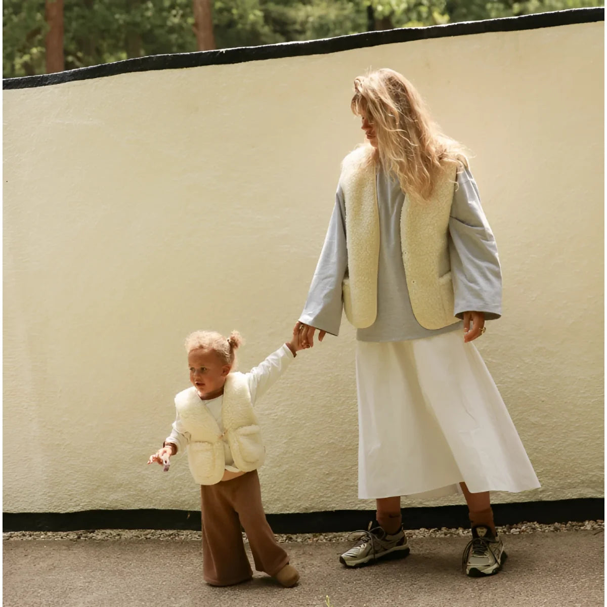 Creamfarbener merino mama gilet mit weichem fellbesatz und strukturierter oberfläche für nachhaltige babykleidung schweiz