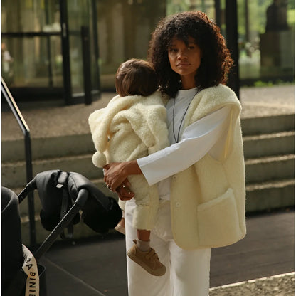 Creamfarbener merino mama gilet mit weichem shearling und fronttaschen als nachhaltige babykleidung schweiz