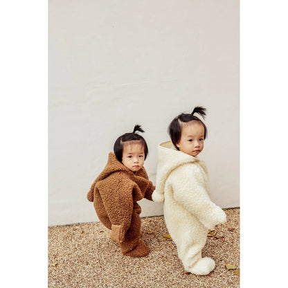 Zwei Kinder in flauschigen Kapuzenanzügen, Merino Snugglesuit in Milchfarbe