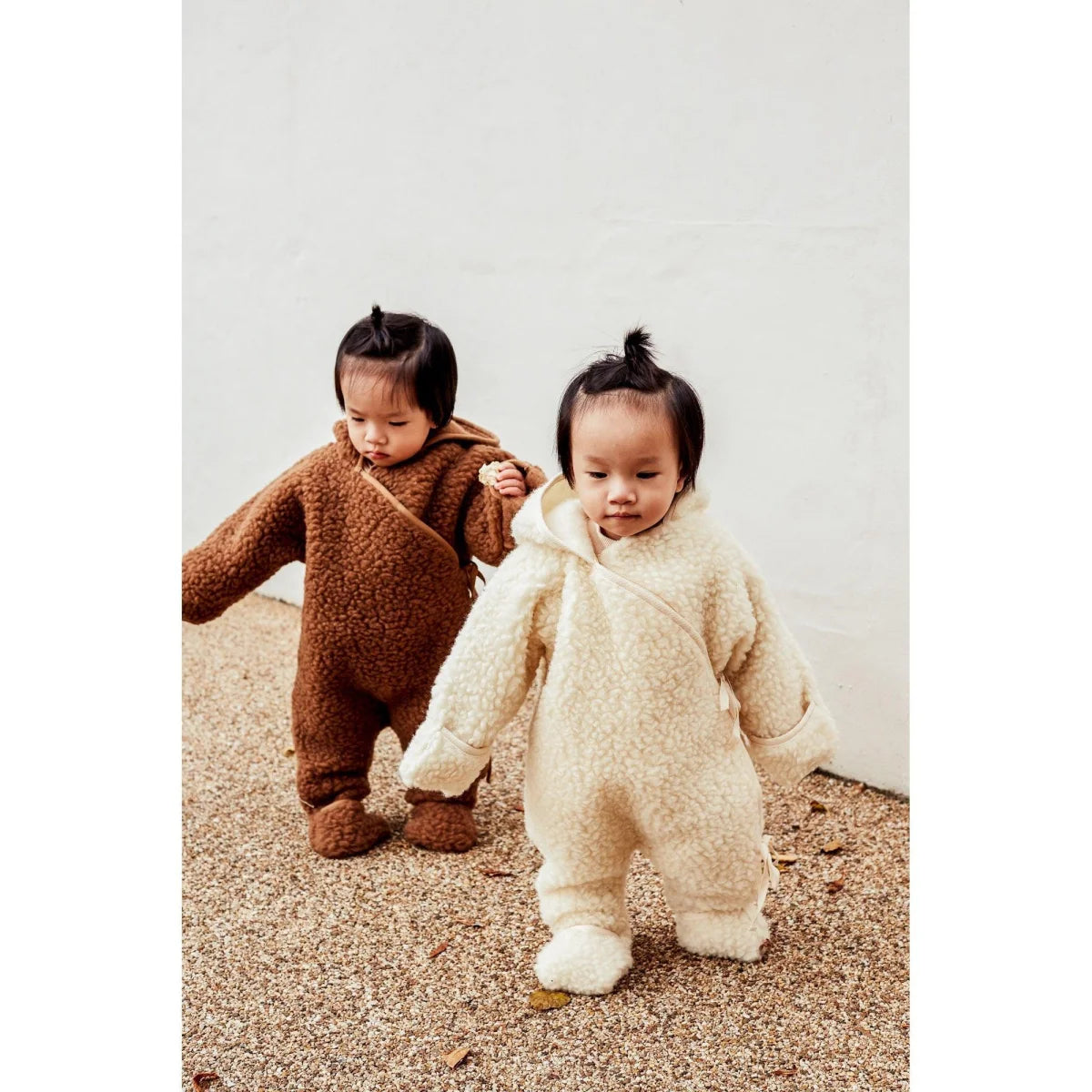 Zwei Kleinkinder in flauschigen Onesies, Merino Snugglesuit in Milchfarbe