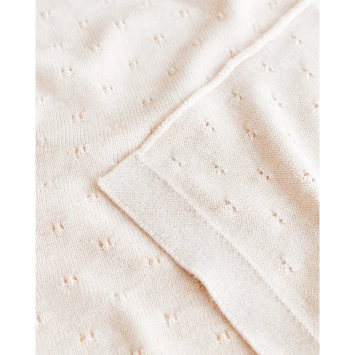 Helle, cremefarbene Merino Strickdecke Bibi mit kleinen Perforationsmustern