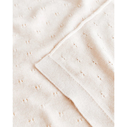 Helle, cremefarbene Merino Strickdecke Bibi mit kleinen Perforationsmustern
