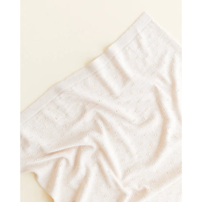 Weißer Stoff mit sanften Falten der Merino Strickdecke Bibi in Creme