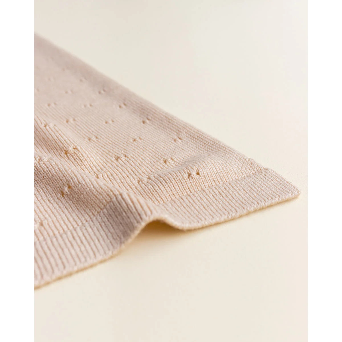 Beige strukturierte Stoffdecke mit kleinen hervorgehobenen Punkten, Merino Strickdecke Bibi