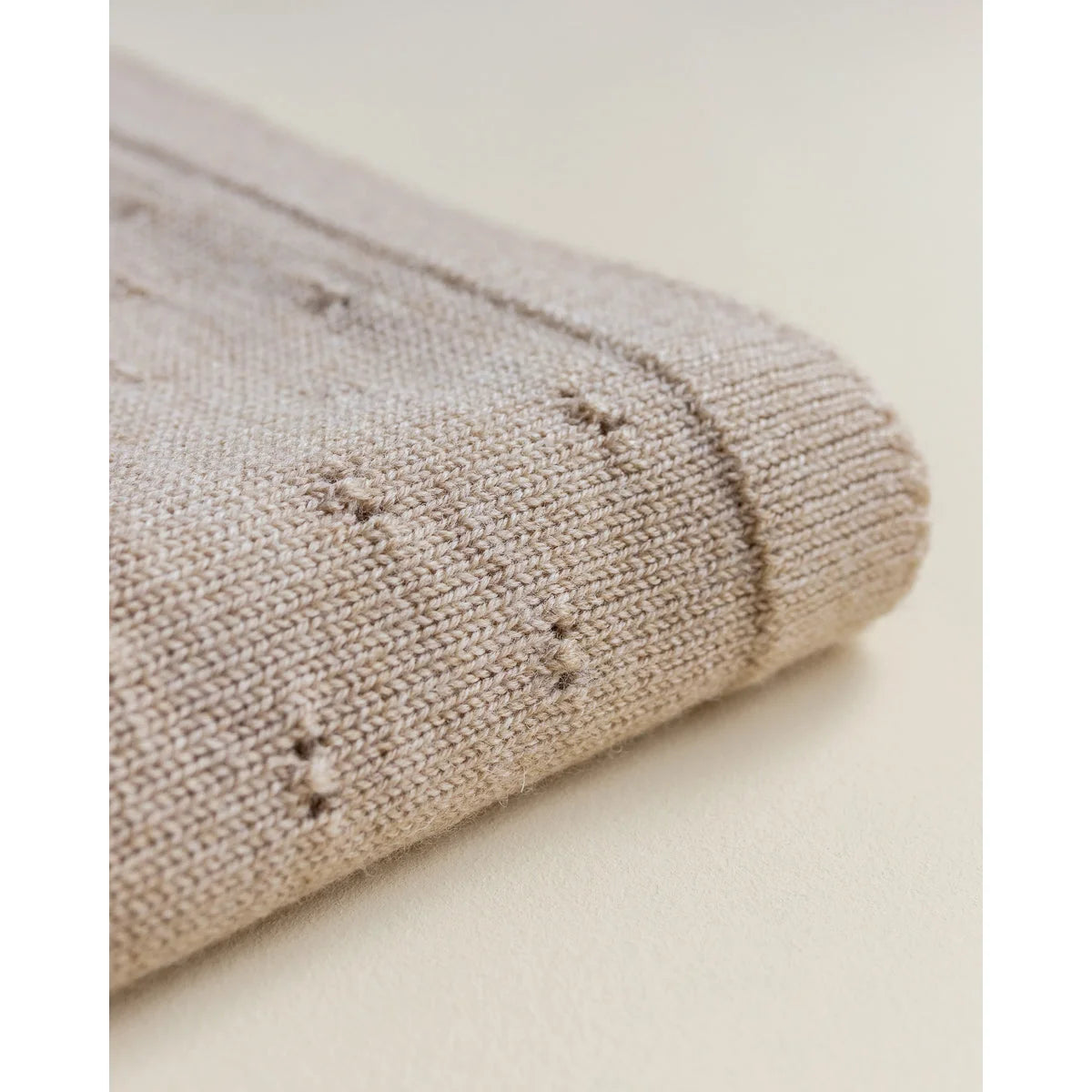 Faltiger beiger Strickstoff mit kleinen sternförmigen Mustern für Merino Strickdecke Bibi