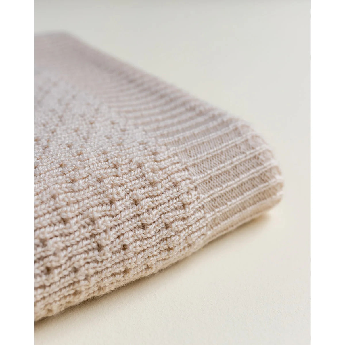 Pale pink gestrickte Mütze mit Rippenstruktur zur Merino Strickdecke Dora | Oat