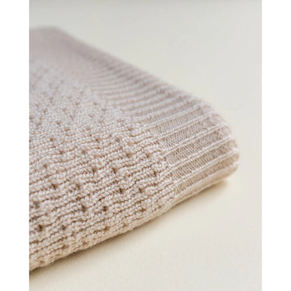Pale pink gestrickte Mütze mit Rippenstruktur zur Merino Strickdecke Dora | Oat