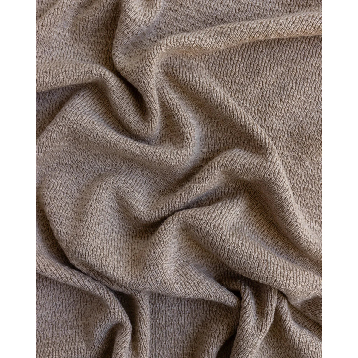 Weiches, gewelltes beiges Stoff mit gestrickter Textur der Merino Strickdecke Dora in Sand