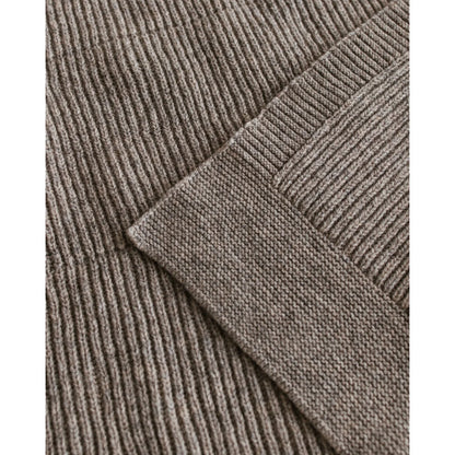 Graues, geripptes Strickgewebe mit sichtbarem Nähmuster der Merino Strickdecke Gaston