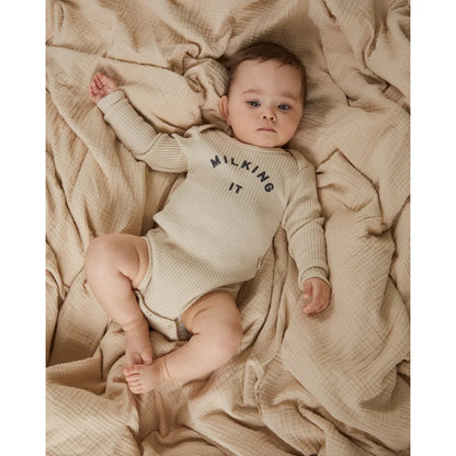 Beiges geripptes Baby-Langarmbody aus Baumwolle mit Milking It® Aufdruck in Dunkelgrau