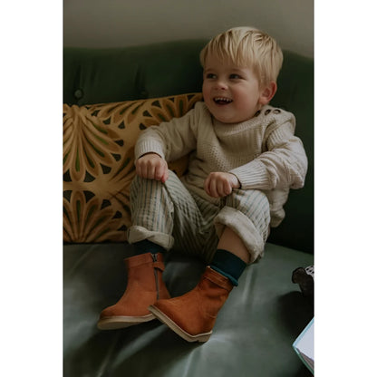 Kinder braune Lederschuhe Mingus Boot Chestnut auf weißem Hintergrund