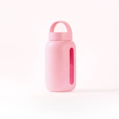Pinke Glaswasserkaraffe mit Griff im Produkt Mini Bottle 500ml