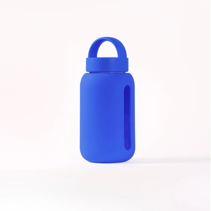 Blaue Wasserflasche mit Griff für das Produkt Mini Bottle 500ml