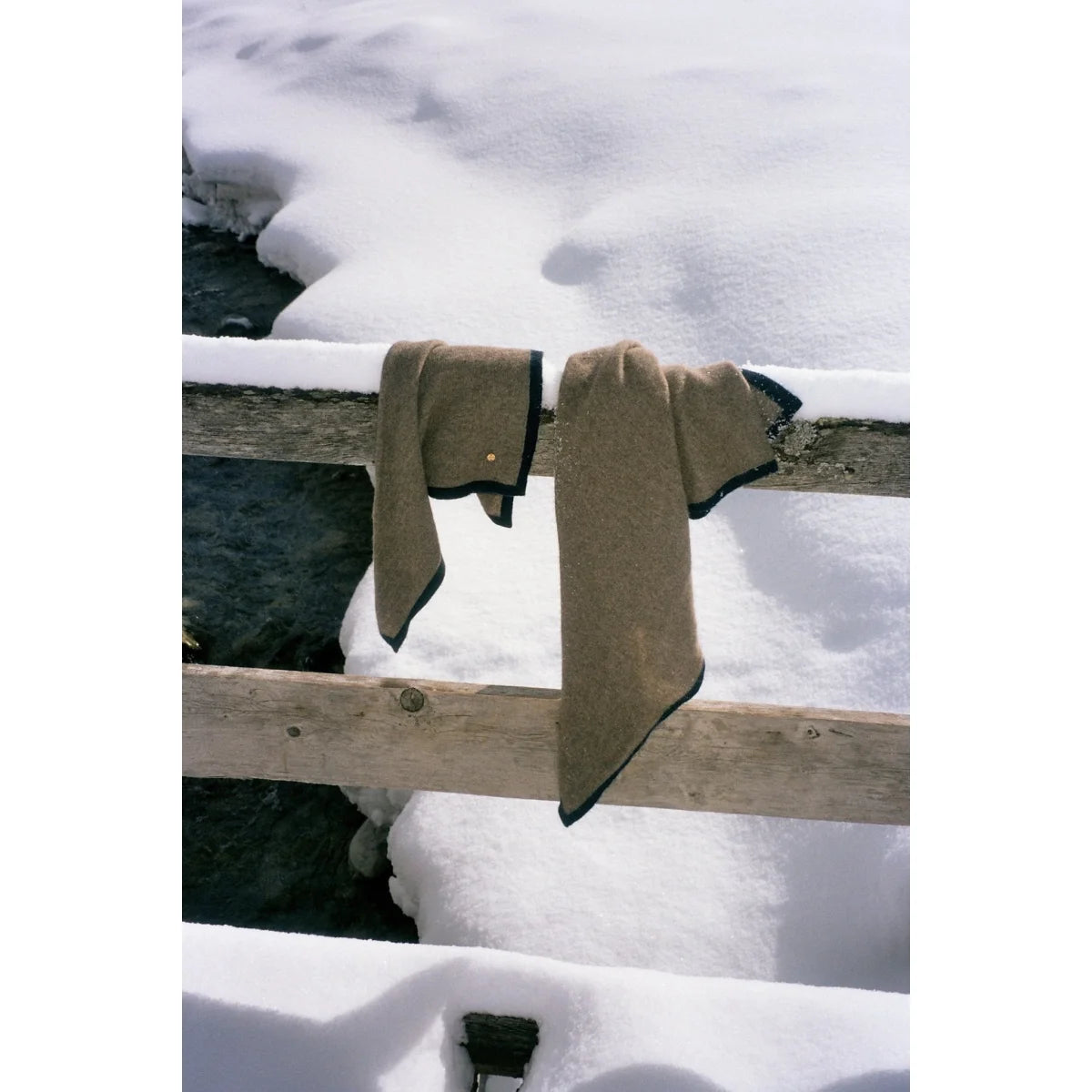LOVEM MINI SCARF Kaschmirtuch Taupe Blau um den Hals getragen
