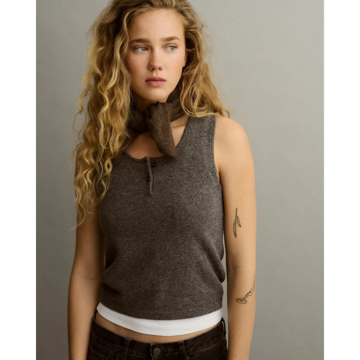 LOVEM MINI SCARF Kaschmirtuch Taupe um den Hals getragen