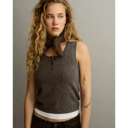 LOVEM MINI SCARF Kaschmirtuch Taupe um den Hals getragen