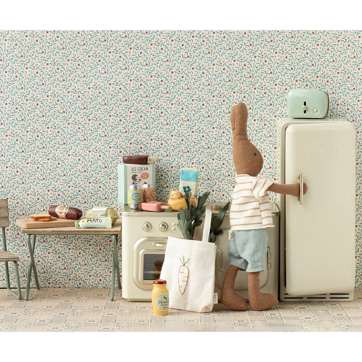 Miniatur-Einkaufsbox Maile: Cremefarbener Minikühlschrank mit hellblauem Toaster