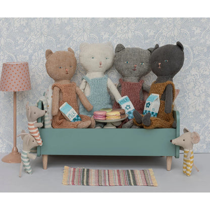 Gruppe von Plüschspielzeugen auf einer kleinen Couch mit Miniatur Stehleuchte