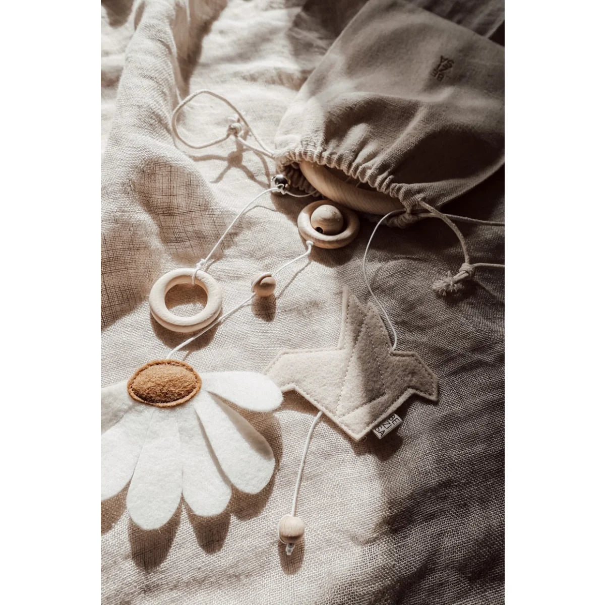 Stilisiertes weißes Gänseblümchen aus Stoff oder Papier auf strukturiertem Beige