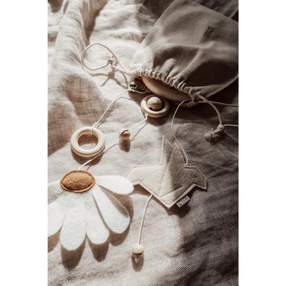 Stilisiertes weißes Gänseblümchen aus Stoff oder Papier auf strukturiertem Beige