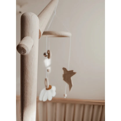 Baby mobile mit hängenden Tierformen im Produkt Mobile Daisy Daylight in Beige