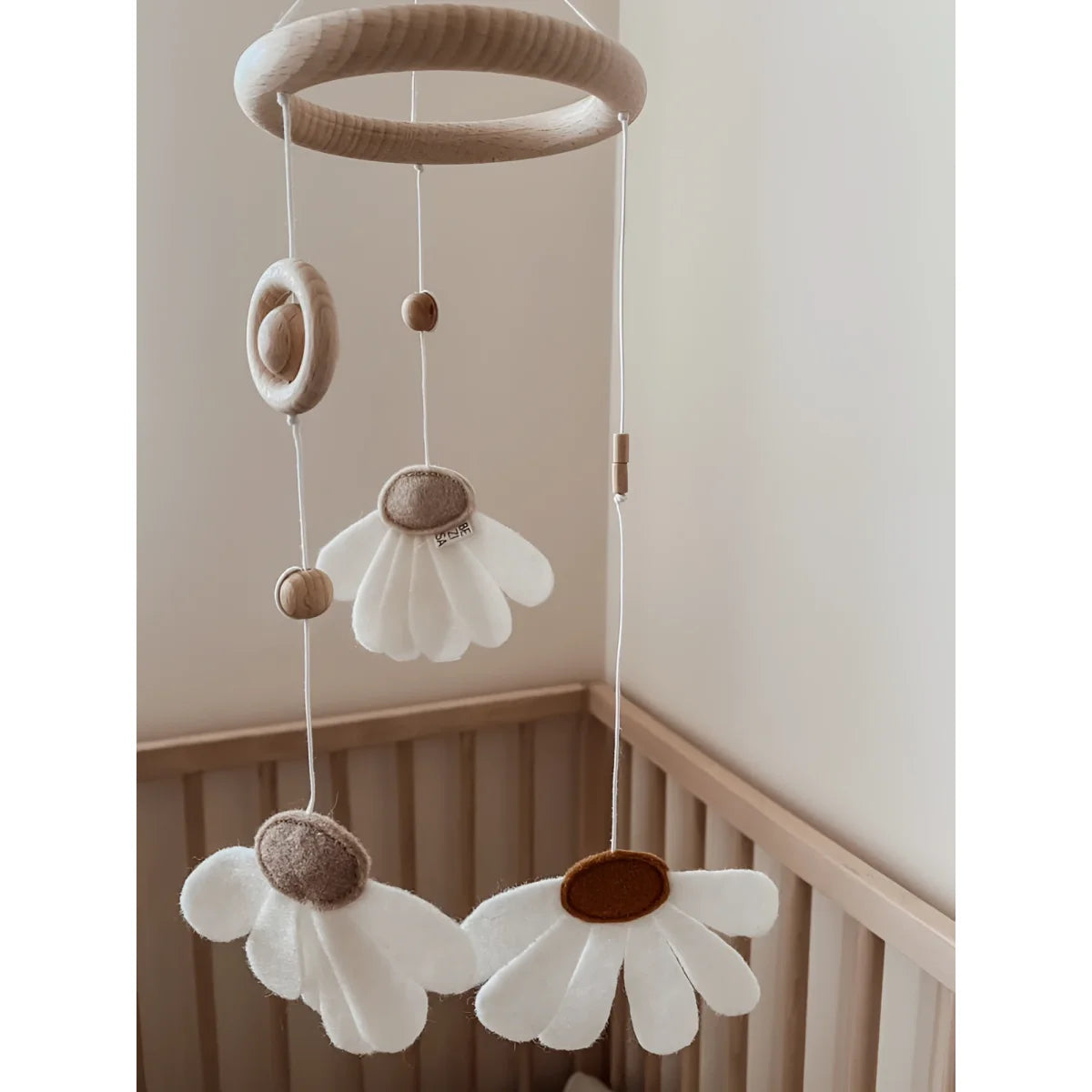 Baby mobile mit hängenden Stoffgänseblümchen und kreisförmigen Elementen