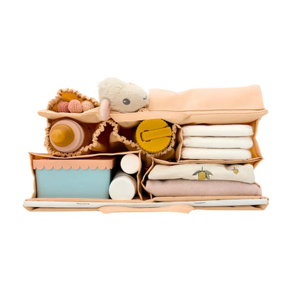 Stoffbedeckter Organizer mit Fächern für Babyartikel im Mom Bag Organizer beige